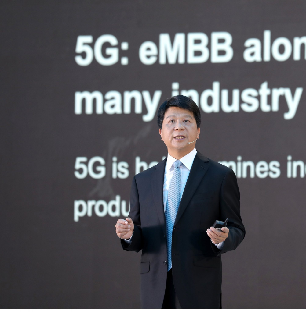 Ротируемый председатель правления компании Huawei Го Пин выступает с вступительной речью